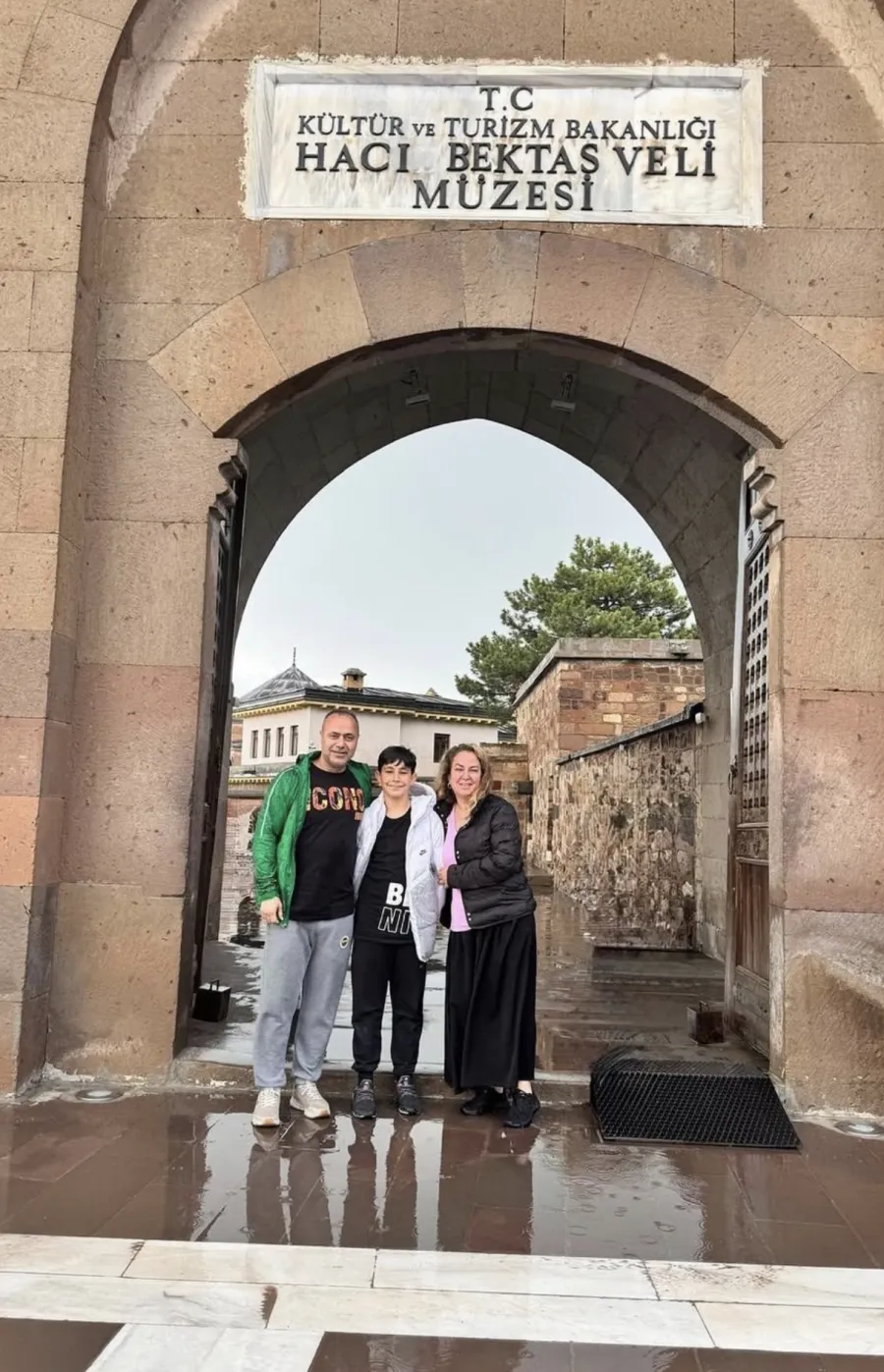 Hüseyin Alkaç ve ailesi Hacı Bektaş Veli Müzesi girişinde