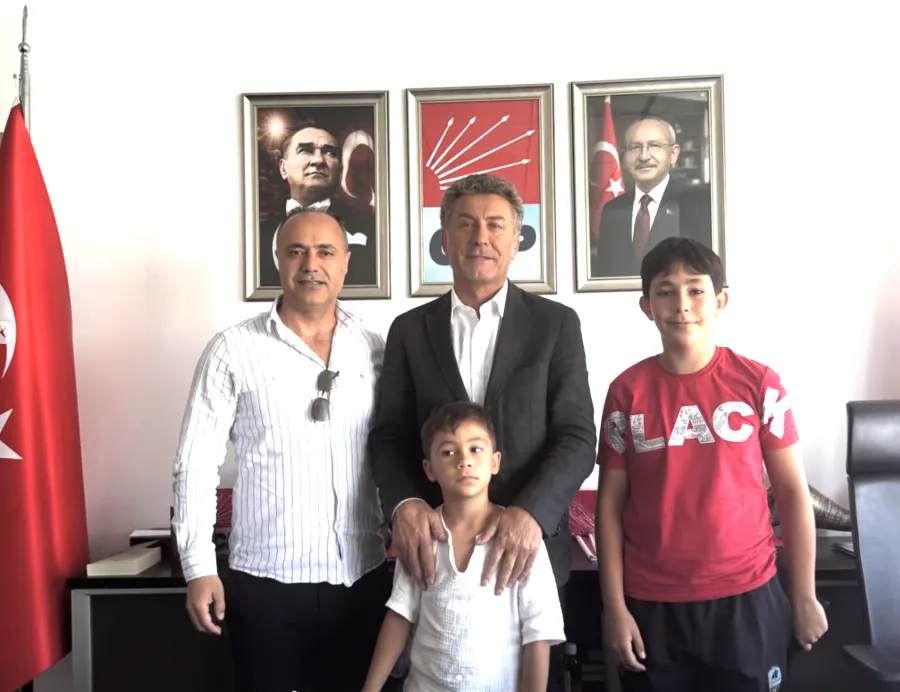 Parti ofisinde çekilmiş bir ziyaret fotoğrafı