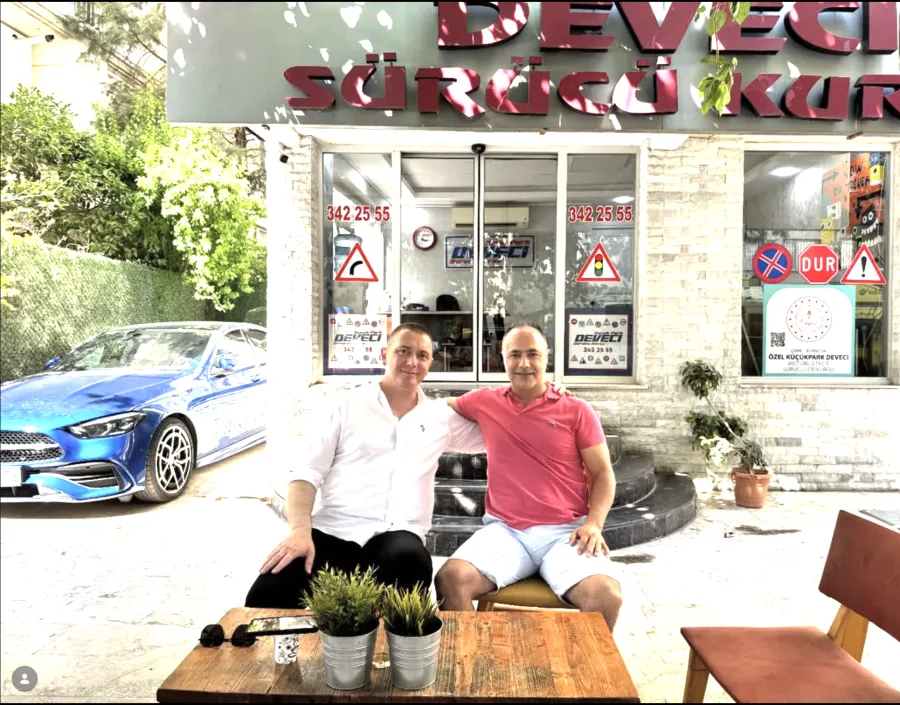 Deveci Sürücü Kursu önünde çekilmiş bir fotoğraf