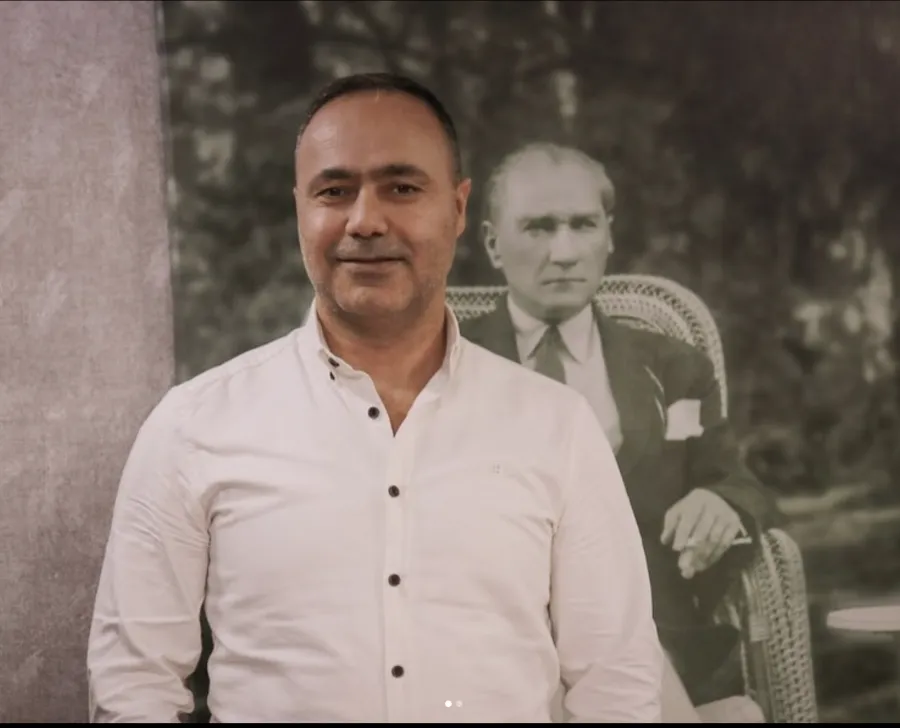 Hüseyin Alkaç’ın beyaz gömlekli portresi